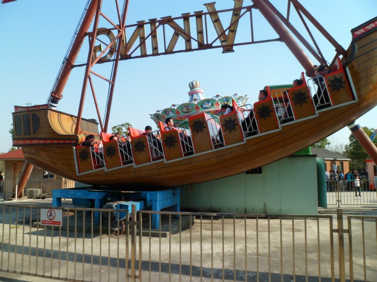 平泉游乐园海盗船